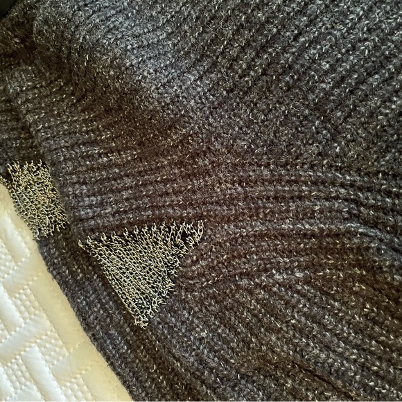 Cold-shoulder sweater with chains - Picture 7 of 7